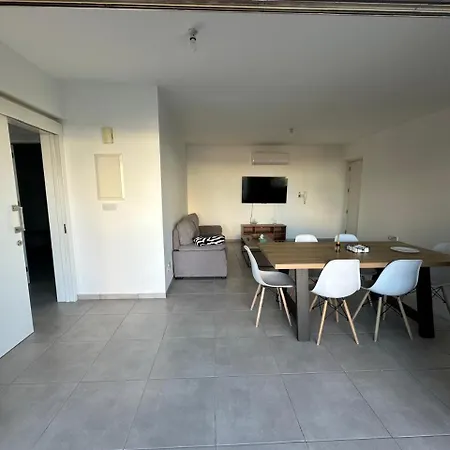 Two Bedrooms With Private Balcony ניקוסיה