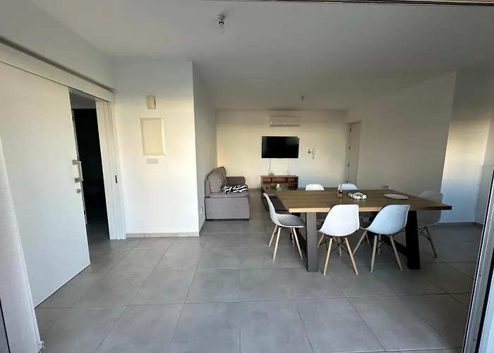 Two Bedrooms With Private Balcony ניקוסיה